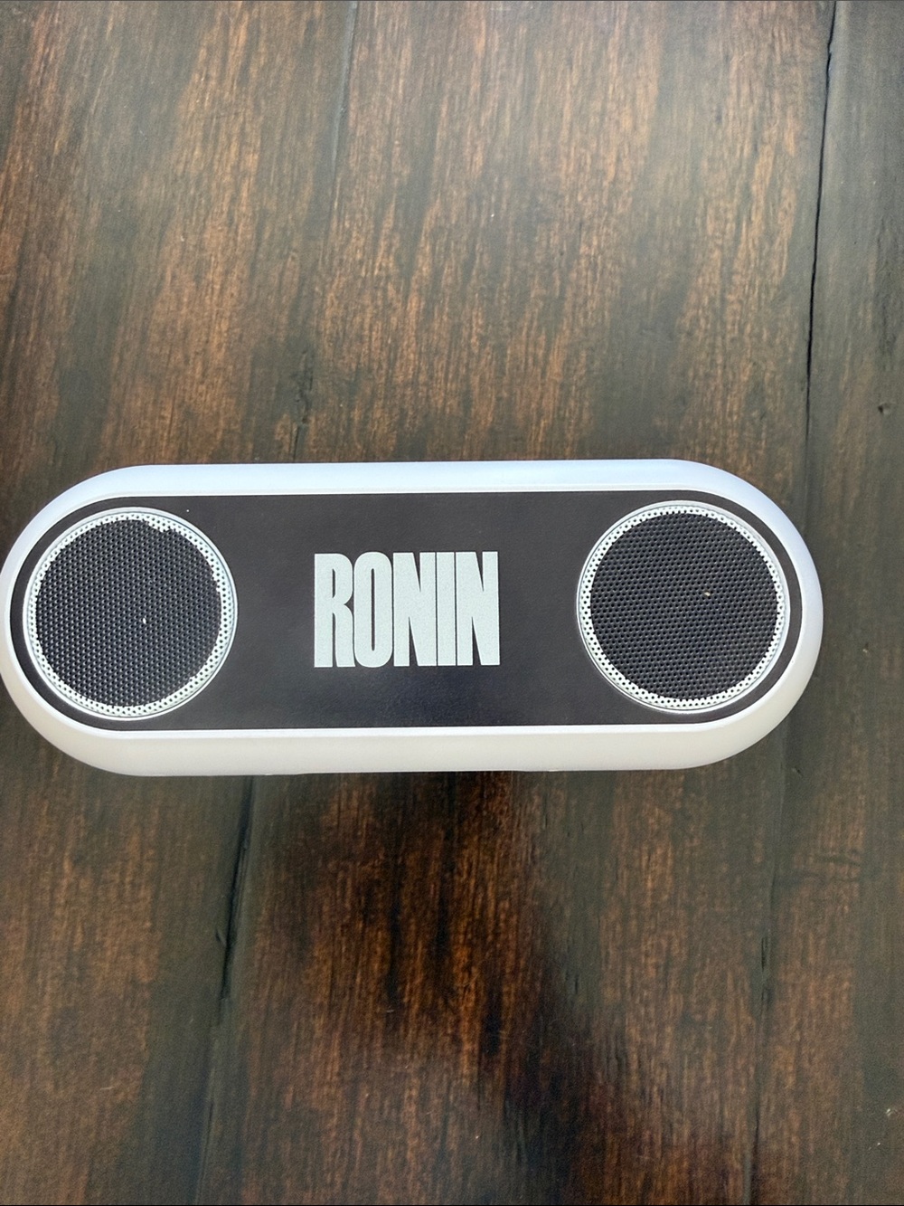 RONIN black and white portable speaker